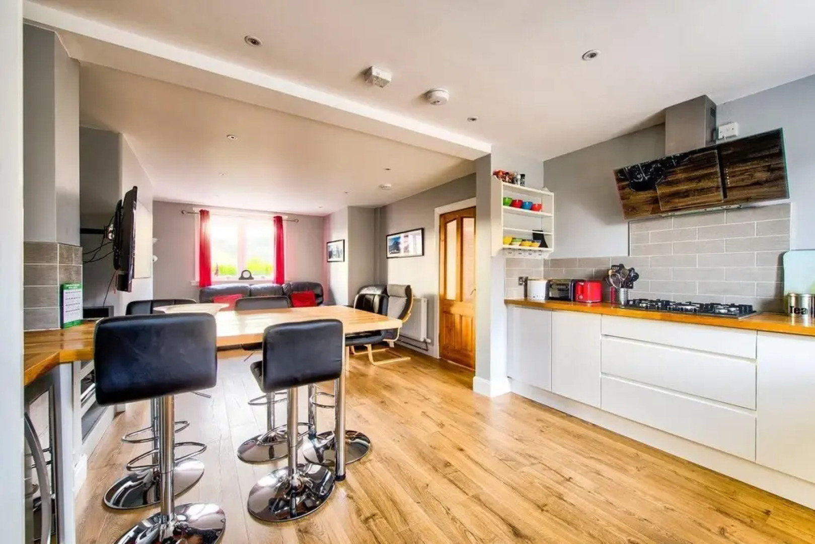 Naturally Well-lit and Serene Holiday Home w\ Parking