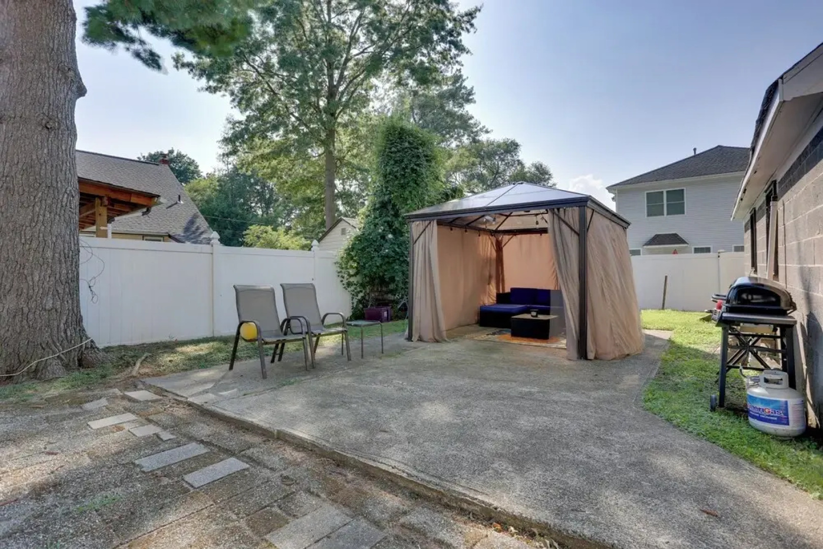 11 Mi to Manhattan: Pet-friendly Duplex w/ Yard!