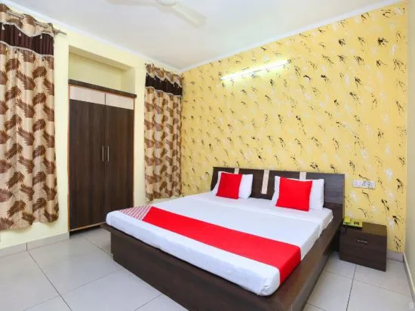 OYO 19765 Royal Guest House