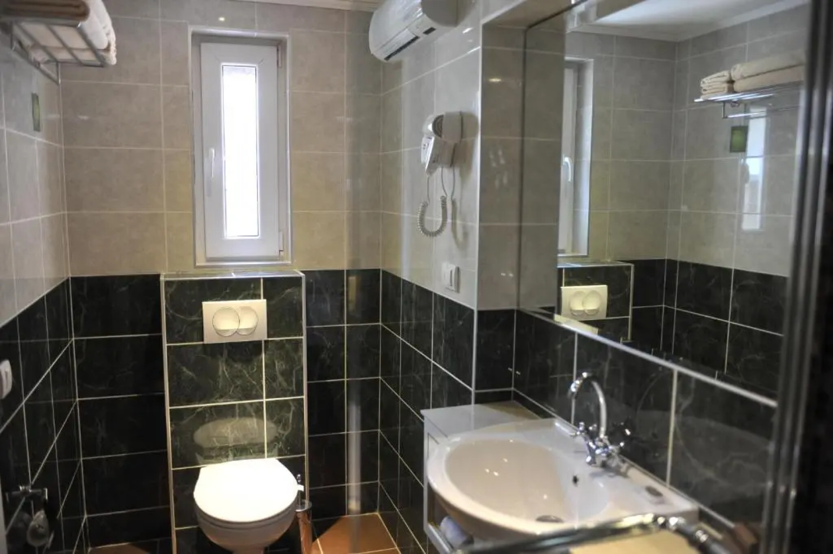 Queen's Astoria Design Hotel