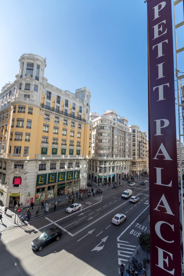 Отель Petit Palace Triball