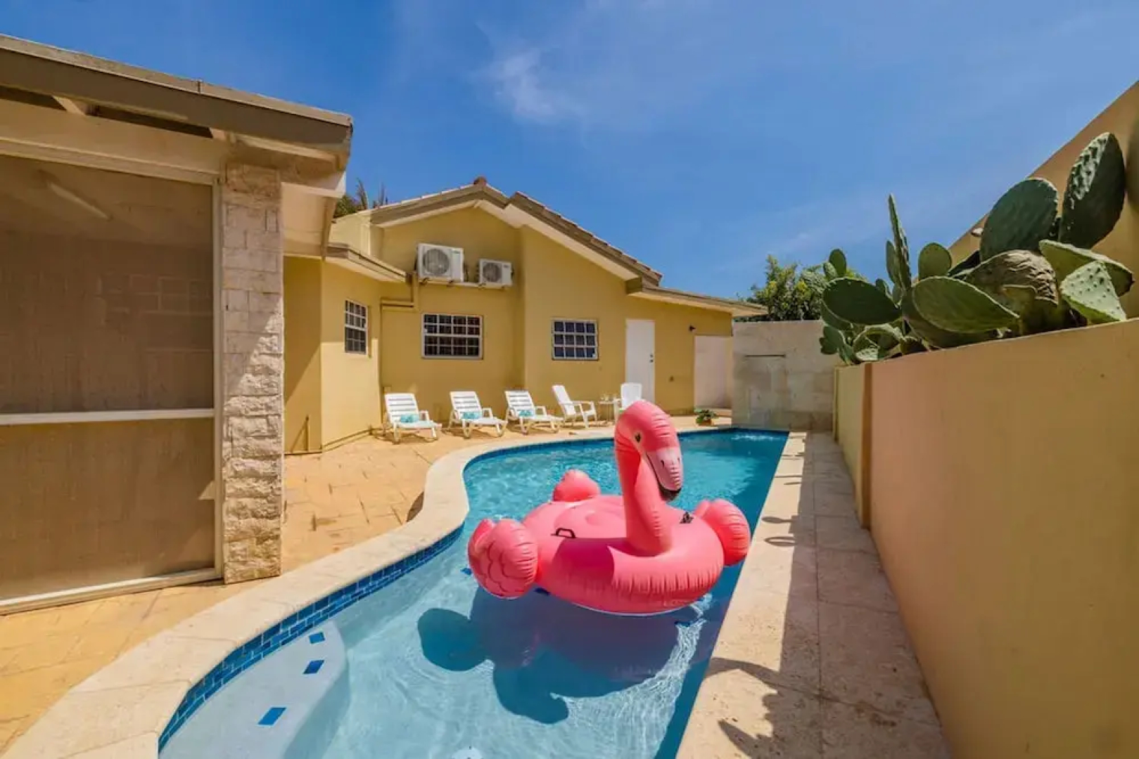 Cozy Central 4br3ba Home w Pvt Pool Largegarden