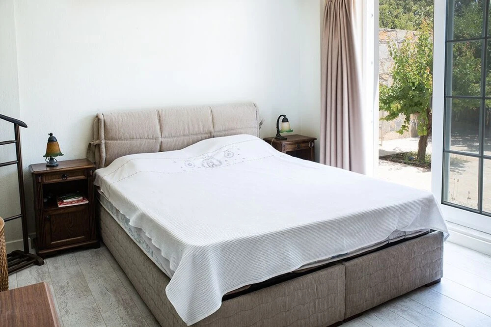 Important Group Villa Daisy