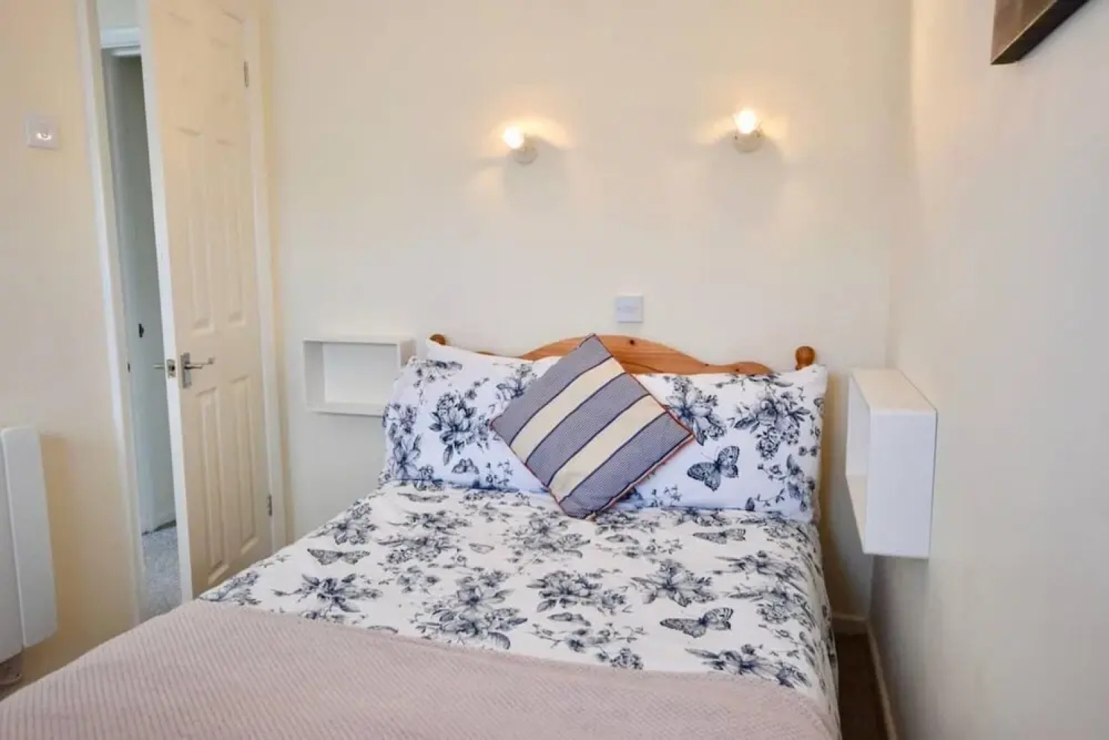 Seashells Dog Friendly Seaview Beach Chalet Sleeps 4 Beach Opposite