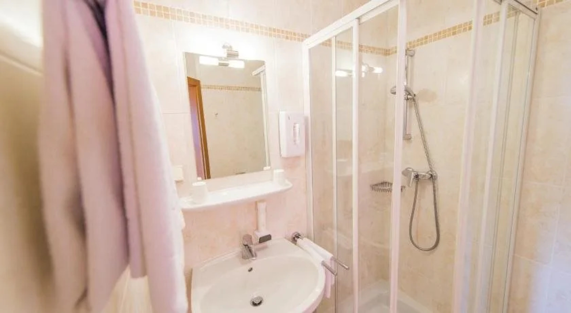Weingut & Pension zum Seeblick Familie Sattler