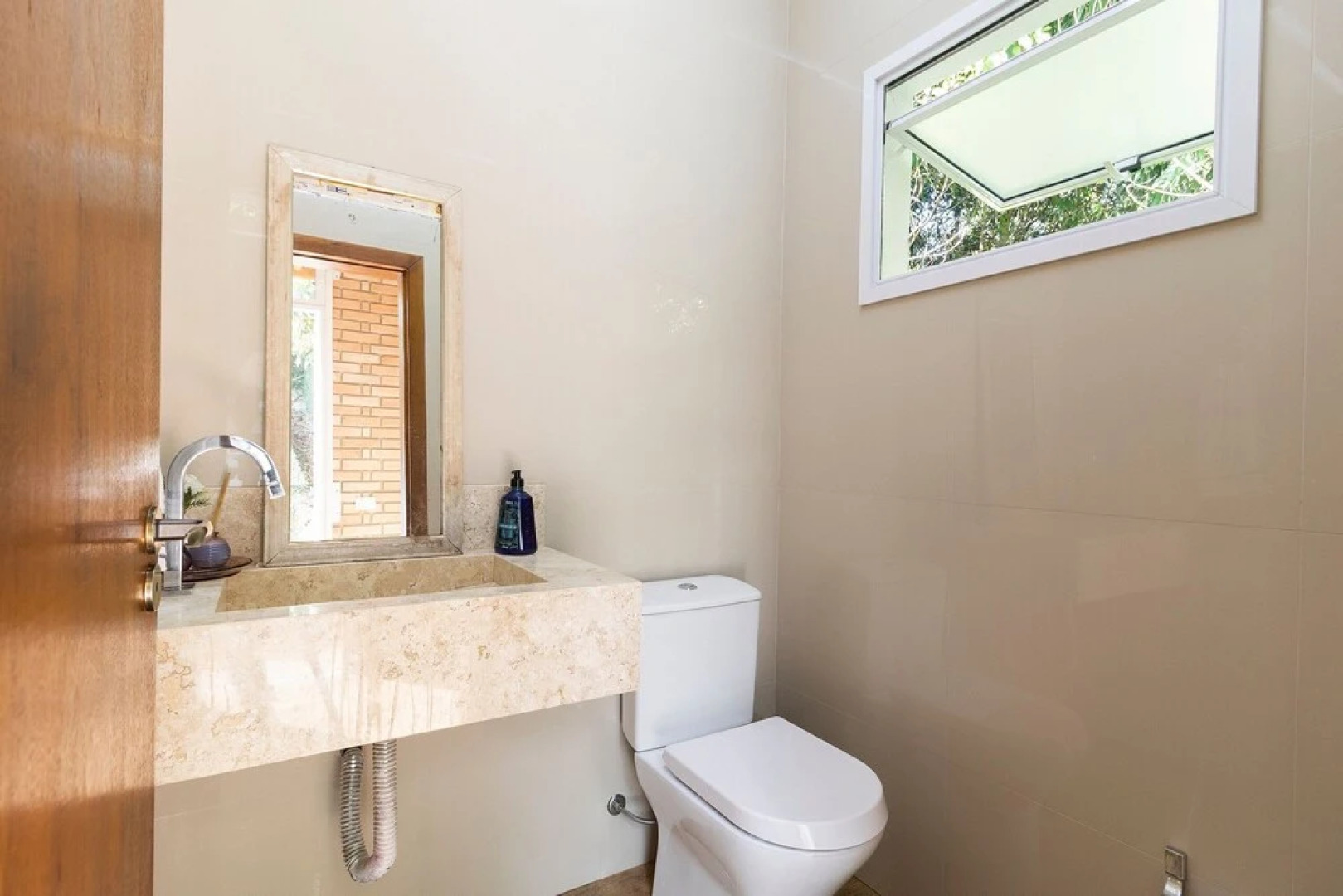 Chácara com Piscina a 40 min de SP