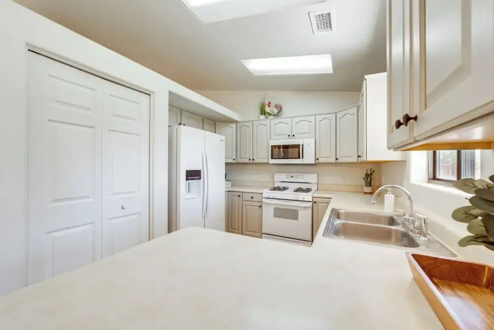 Hike, Shop & Unwind: Cottonwood Home w/ Patio!