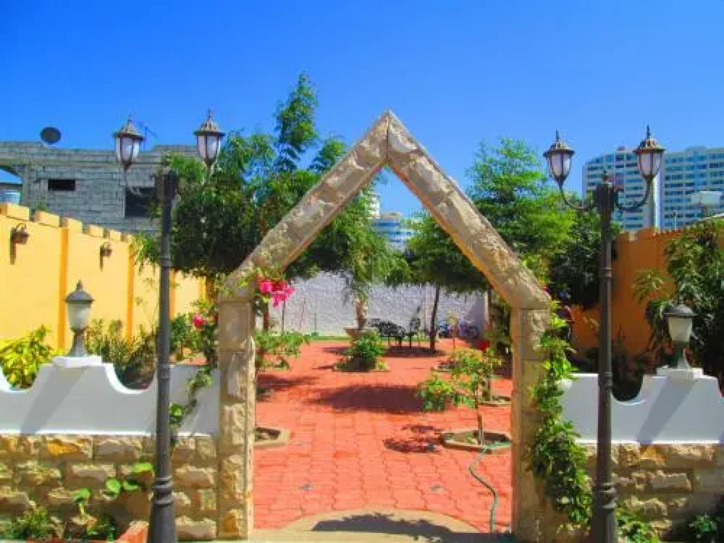 Big Ralph's Hostal & Restaurant