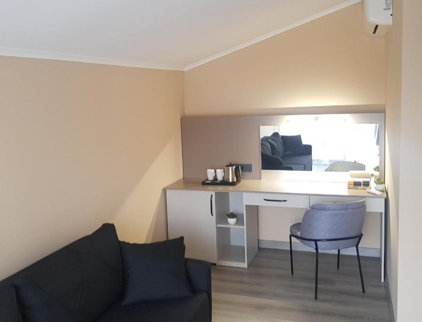 Черный слон Каштак (Сухум)