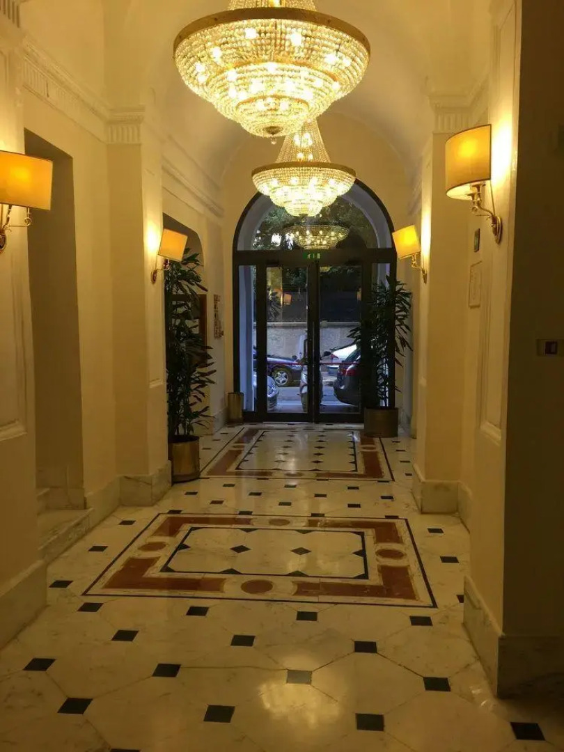 Raeli Hotel Lux