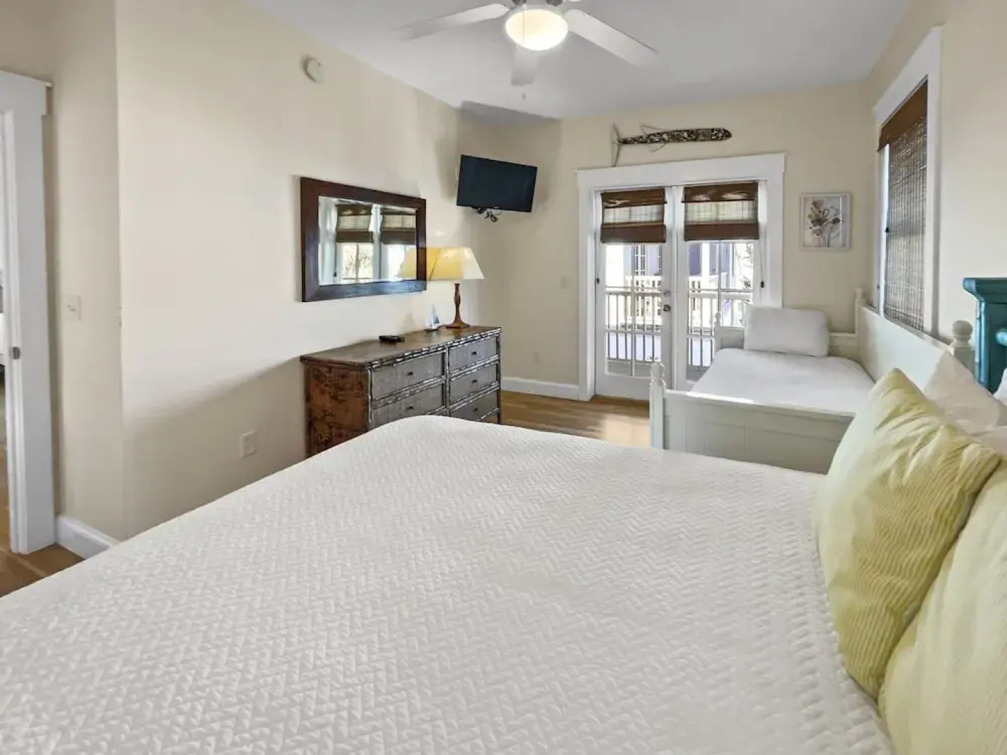 Mare E Sole 2 Bedroom Home by RedAwning