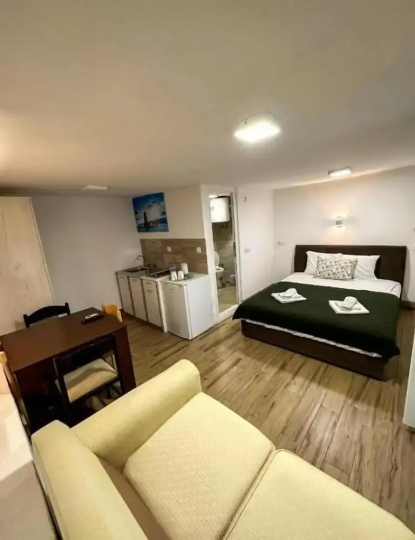 Sereni̇ta Stone House