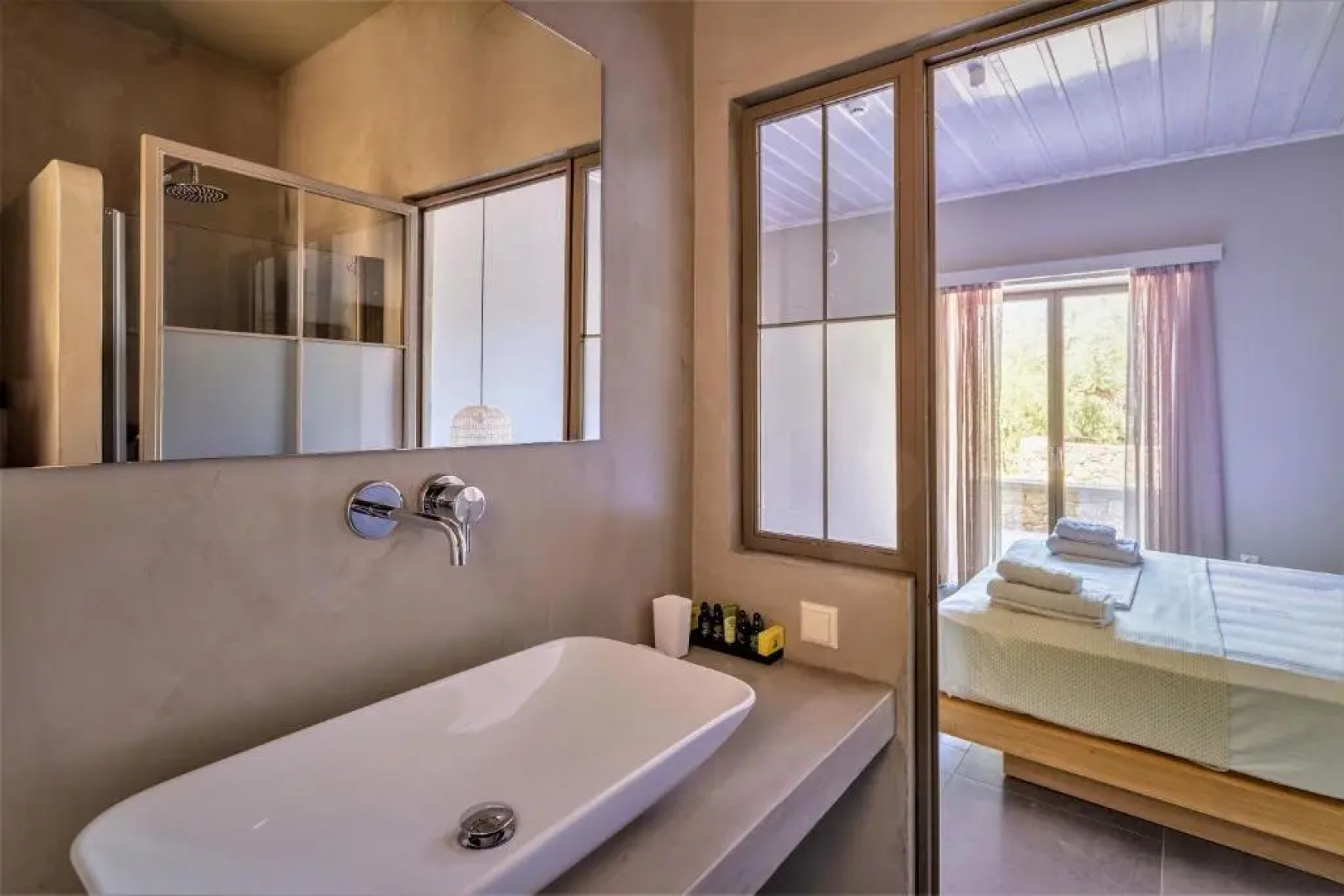 Diapori Suites Hotel