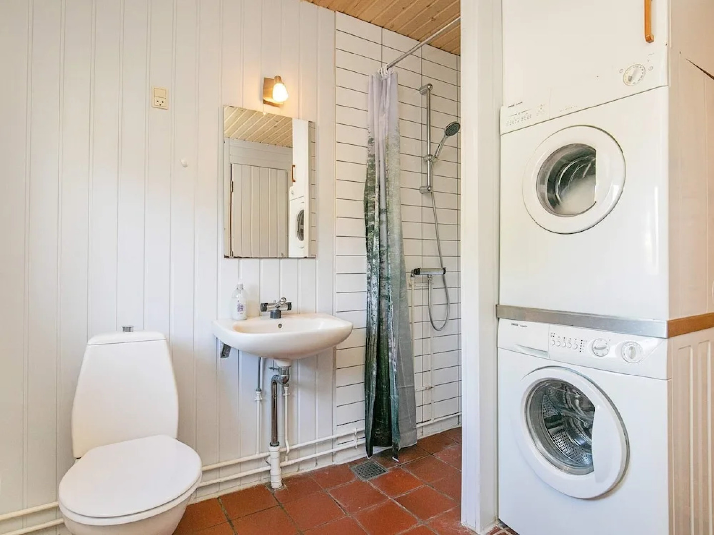 Modern Holiday Home in Humble With Sauna