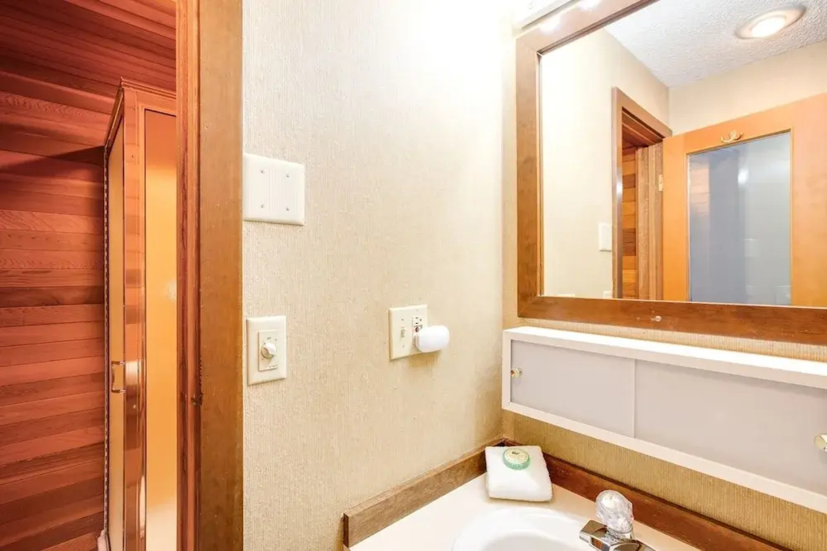 59sw - Fireplace - Dishwasher - Washer/dryer - Sleeps 6 2 Bedroom Home by RedAwning