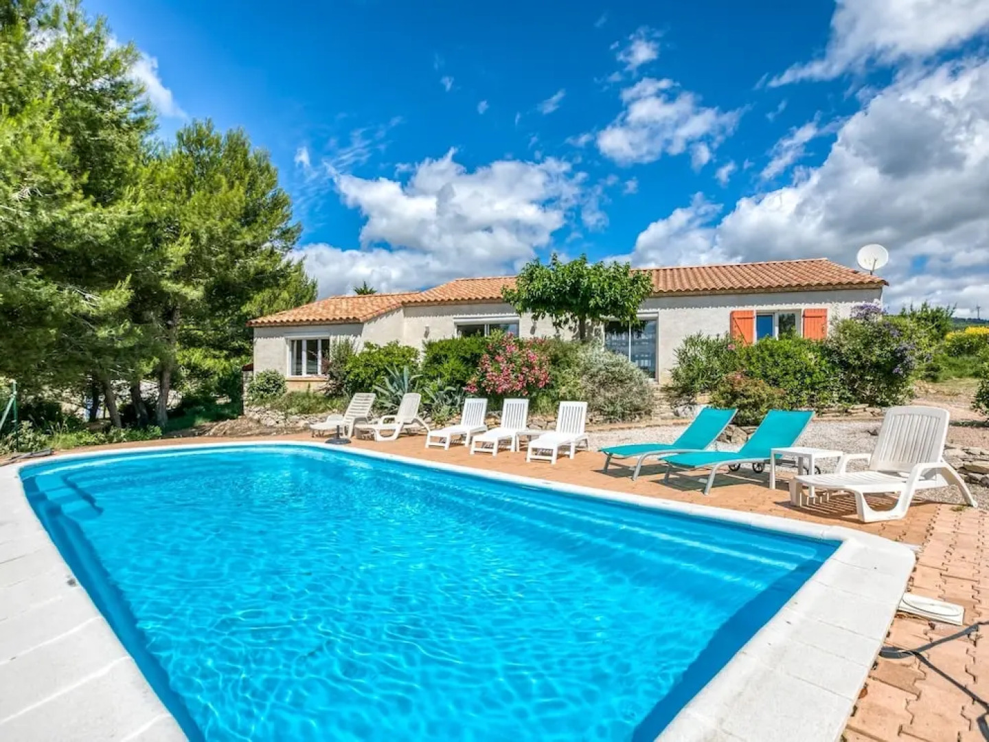 Luxury Villa in Aigne with Swimming Pool