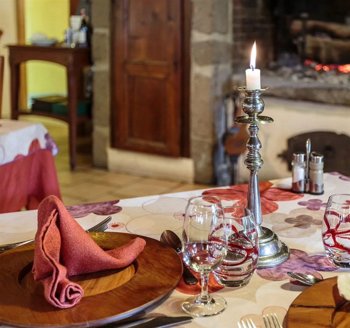 Hôtel-Restaurant La Crèche et sa piscine intérieure - Logis Hôtels