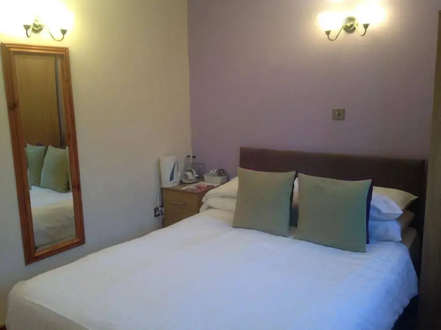 Priory Tearooms Burford With Rooms