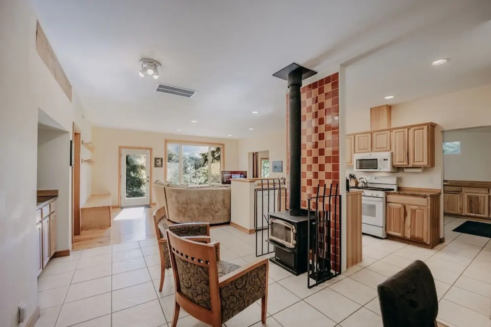 70mbr- Hot Tub - Bbq - Wi-fi - Pets Ok - Sleeps 8 3 Bedroom Home by RedAwning