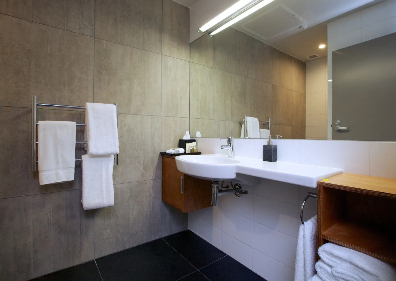 King and Queen Hotel Suites