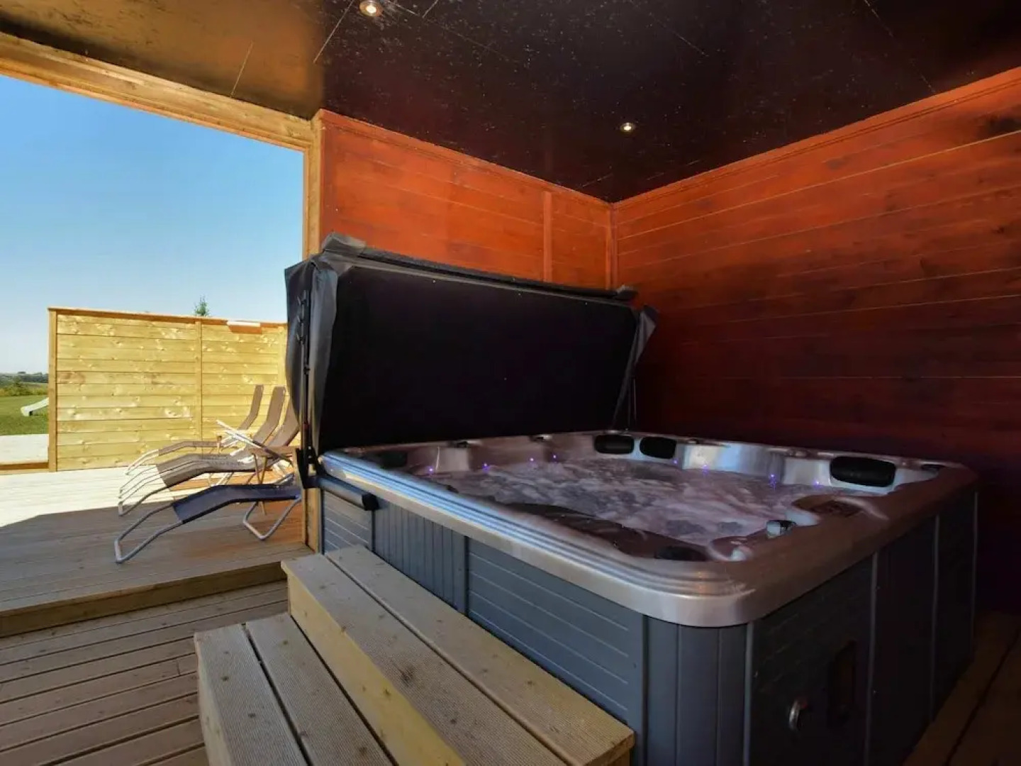 Beautiful, Luxury Home with Sauna, Hot Tub, Private Bathrooms