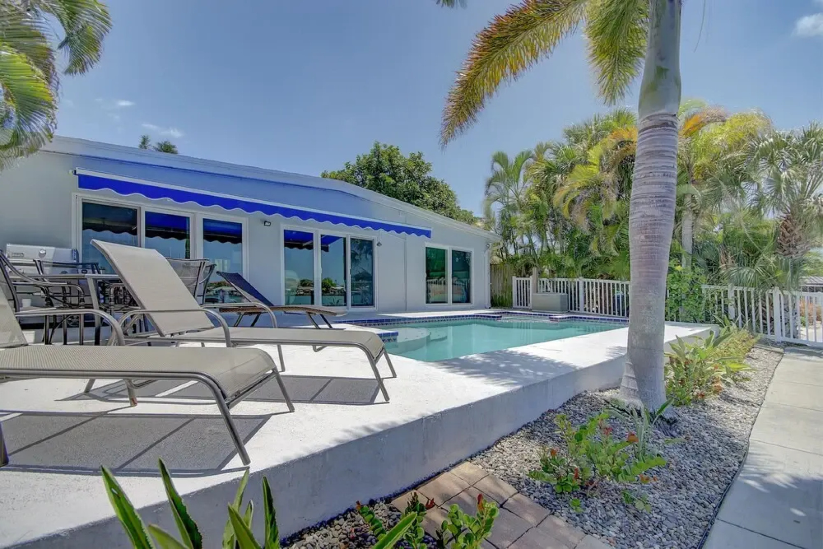 Water Lover's Paradise - Weekly Rental 2 Bedroom Home by Redawning