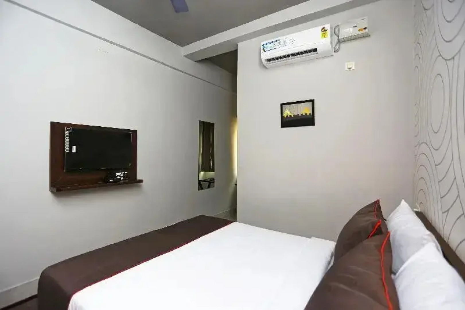 Hotel Bhinna Sakala by OYO Rooms