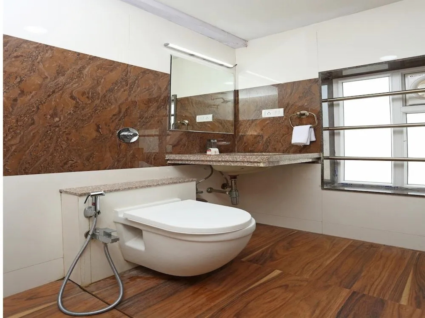 Capital O 1547 Hotel The Oasis