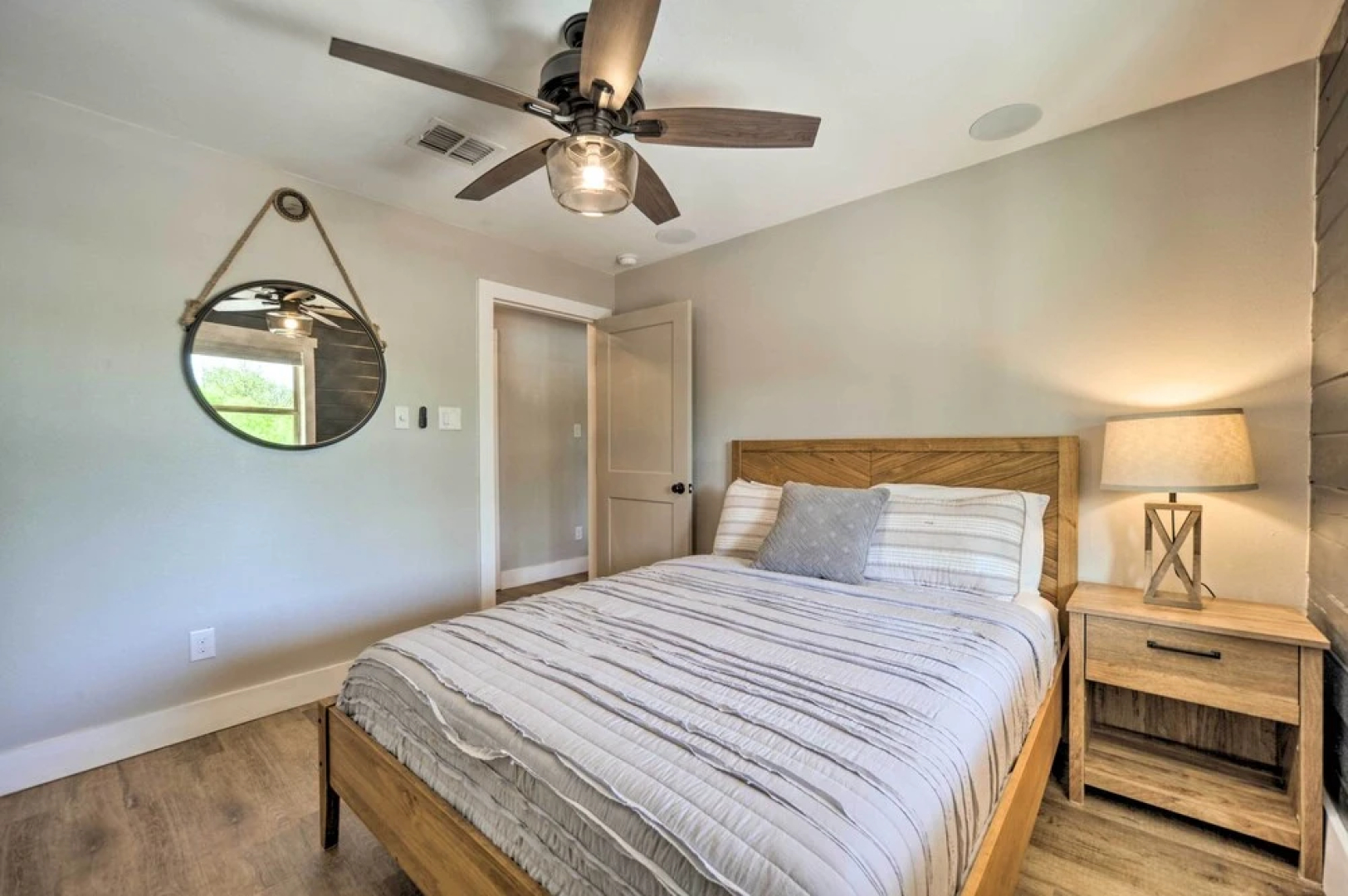 Gorgeous Cabin w/ Pergolas, Walk to River!
