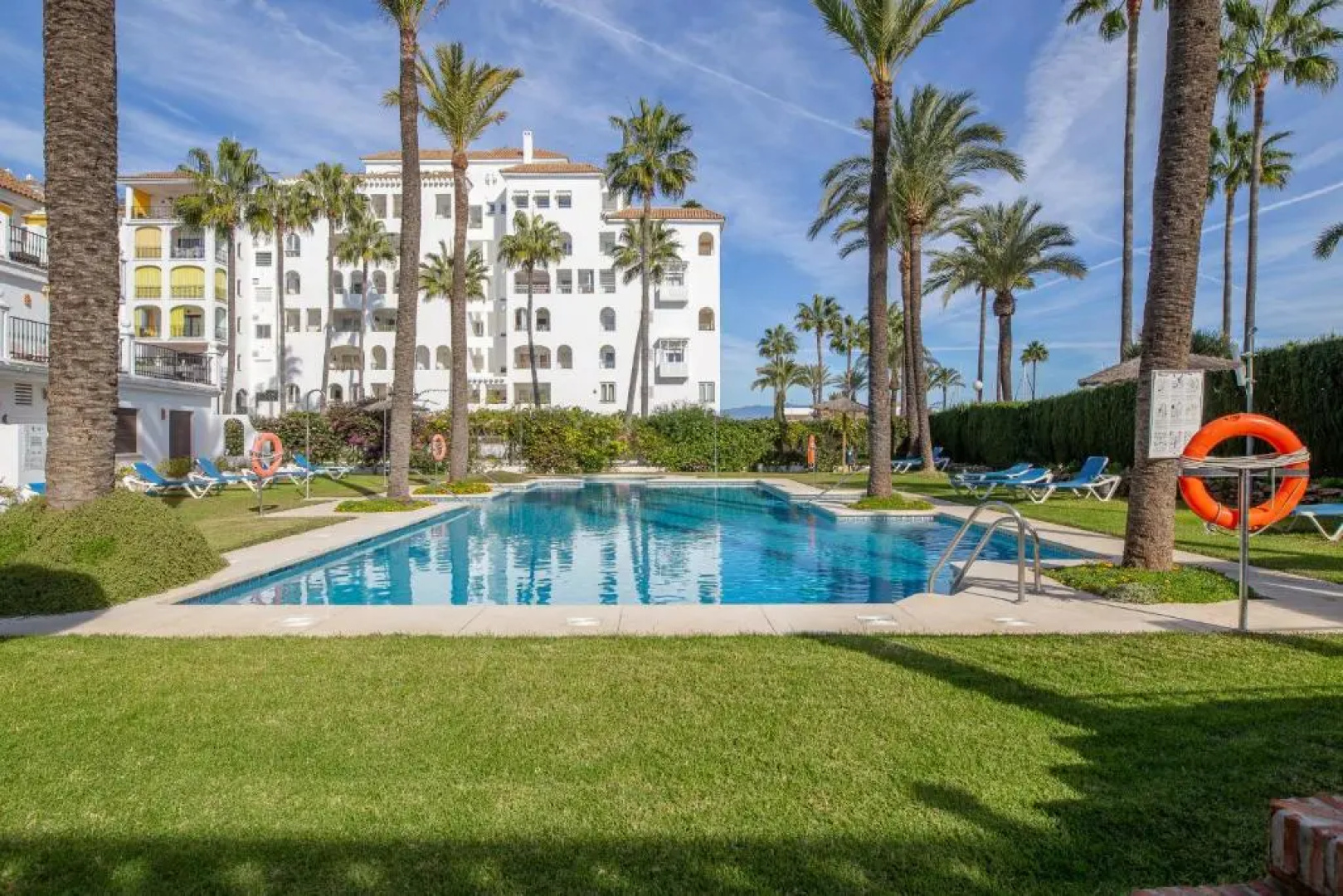 2261-Superb apt on the beach, on Duquesa harbour
