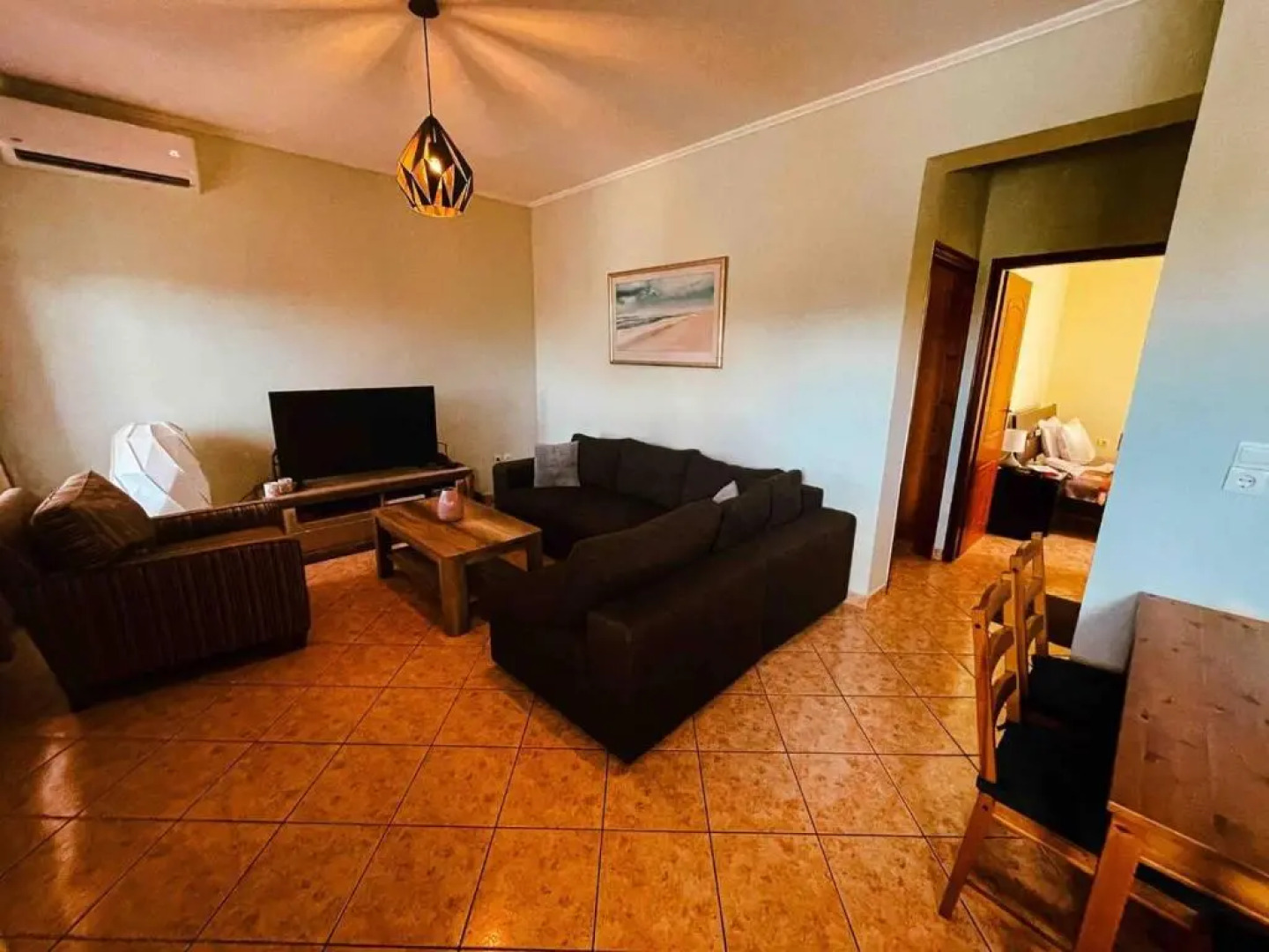 2 Bed House - Sleeps 5 - Garden - Parking - Wifi