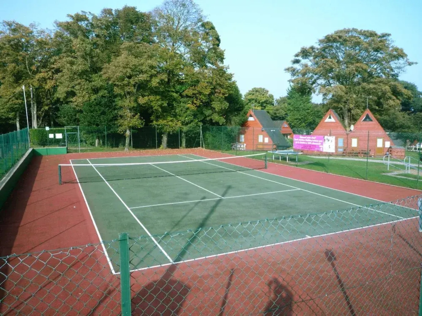 Chalet-sleeps6-parking-garden-pool