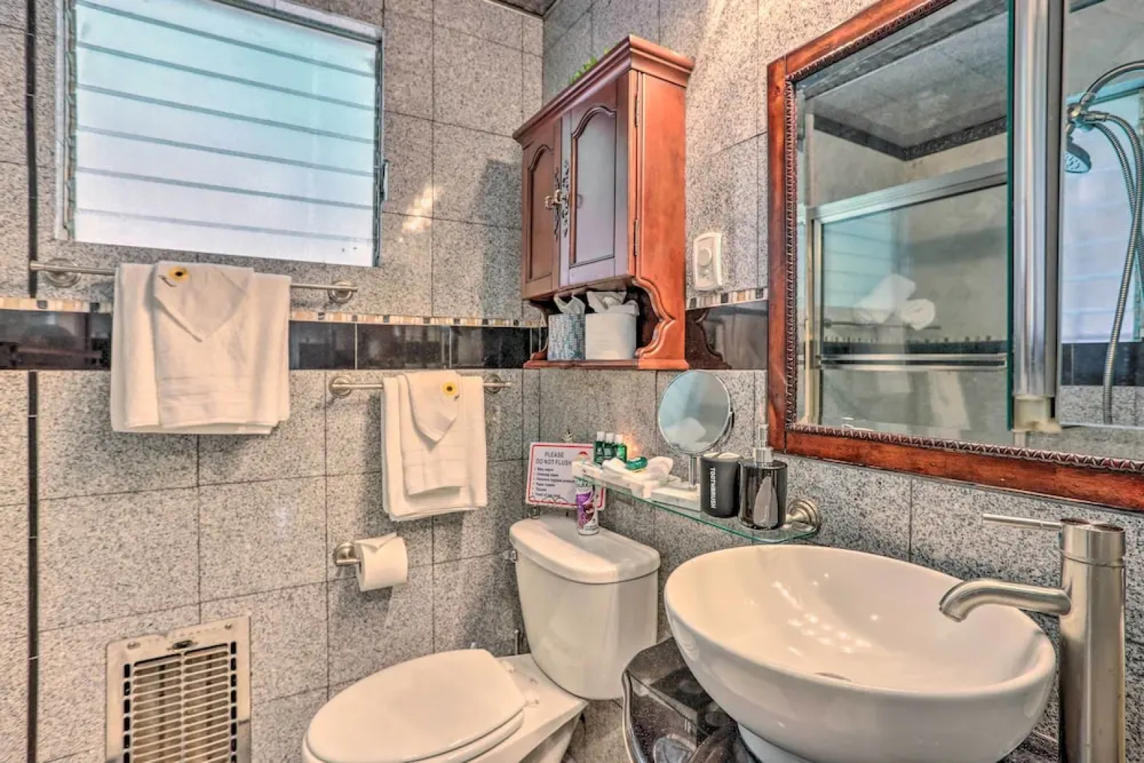 1 Mi to Lake Gregory: Boho Crestline Cabin