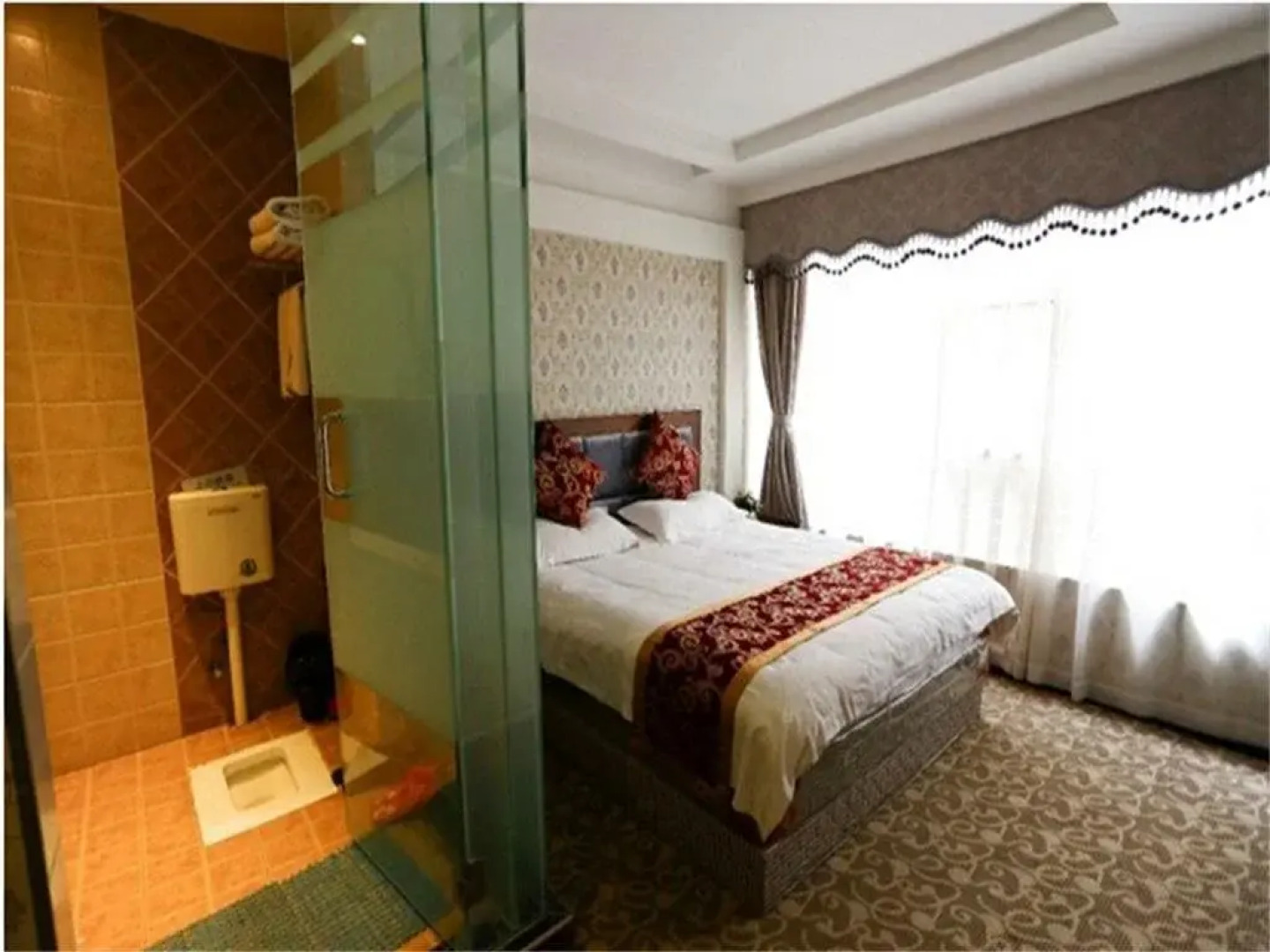 Yanting Zhuoyue Theme Hotel