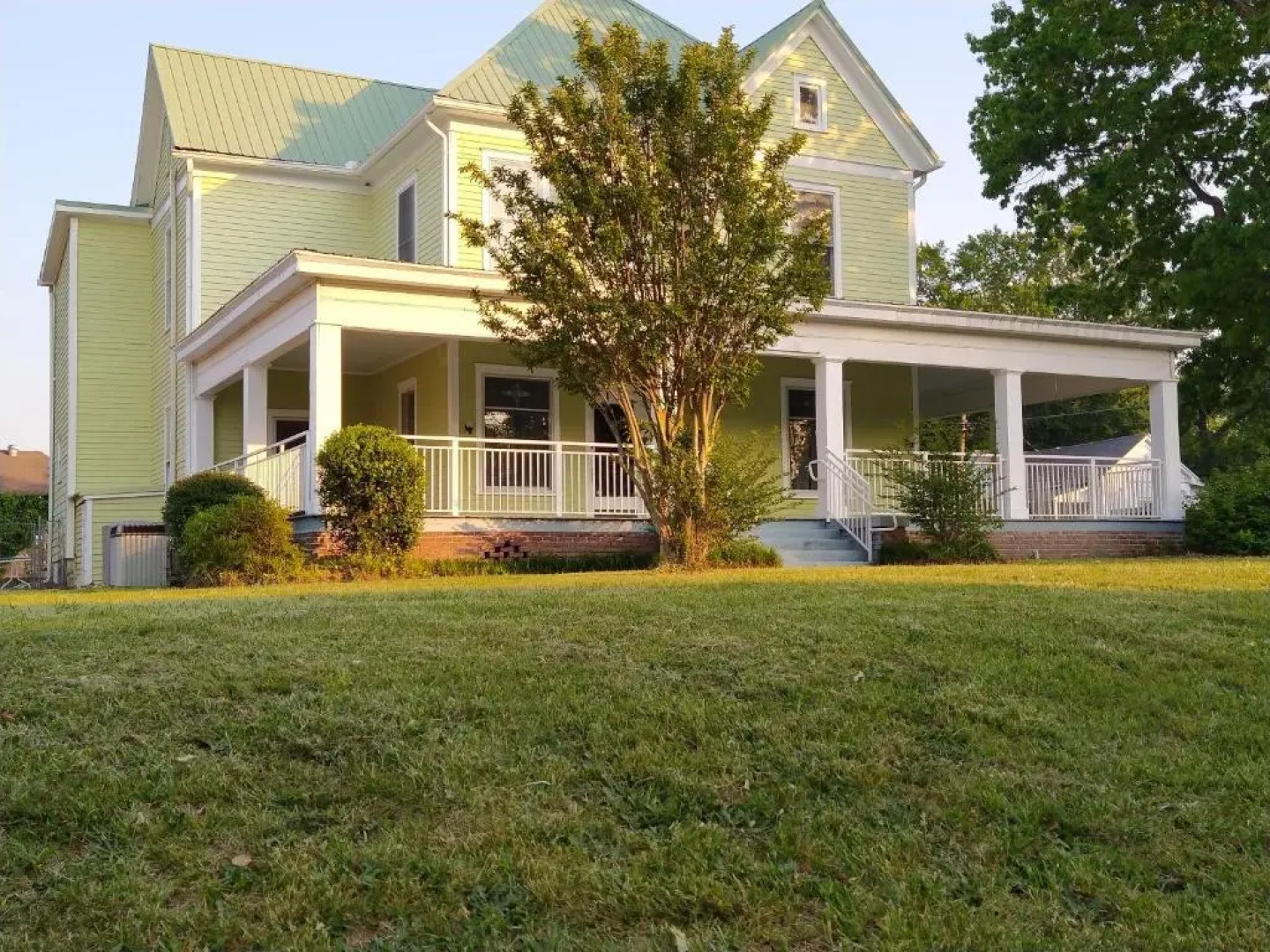 One Queen Bed Suite with full house amenities Rm 2