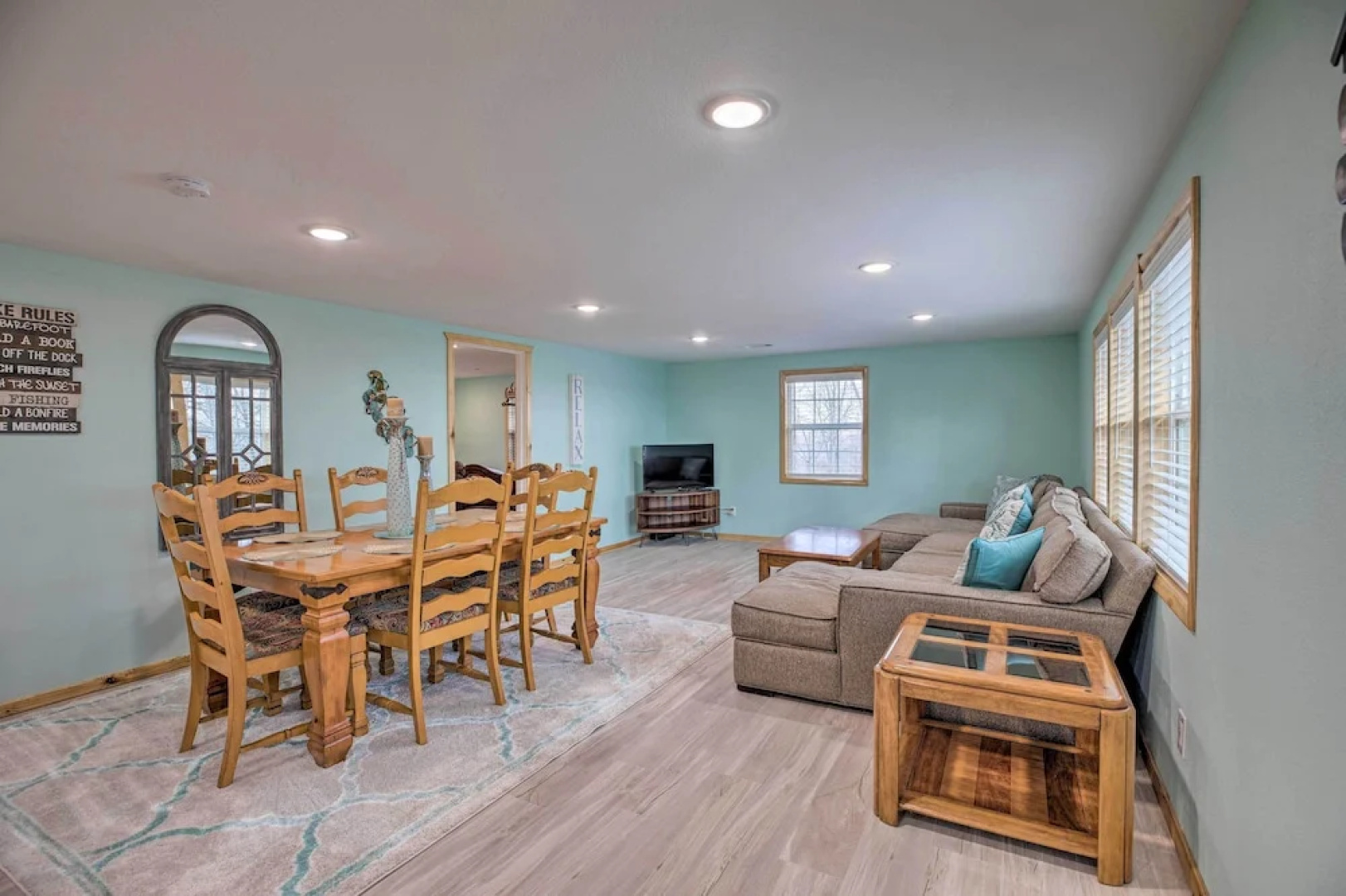 Outdoor Family Fun: Large Home by Beaver Lake!