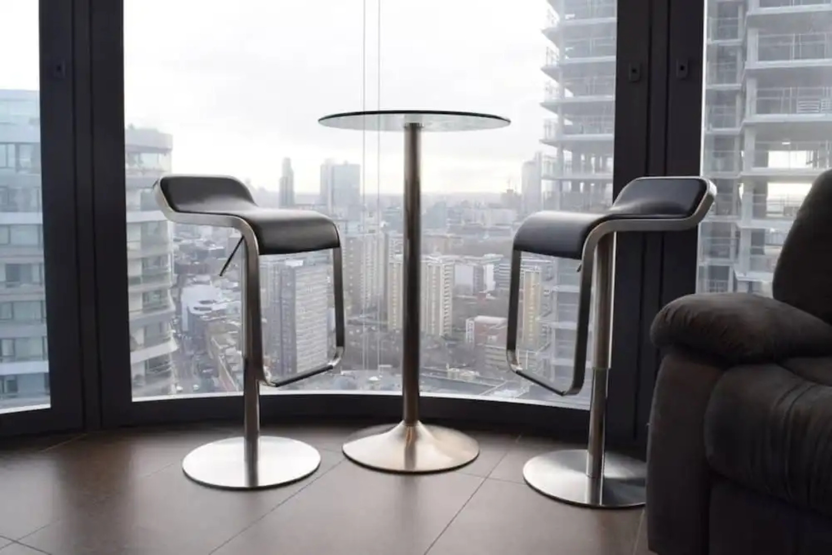 Stylish 2 Bedroom With Access to Pool and Gym