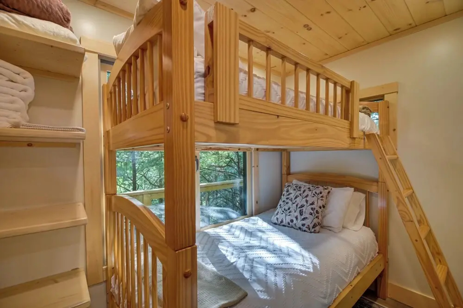 Tree House w/ Hot Tub: Near Sunday River Resort!