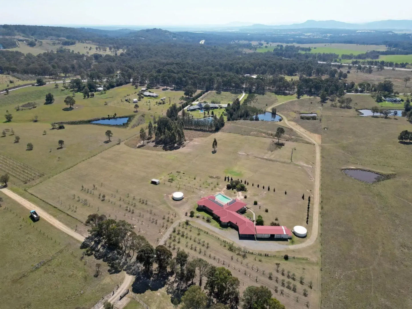 Noble Willow Estate Lovedale. Super Spacious, with views and pool