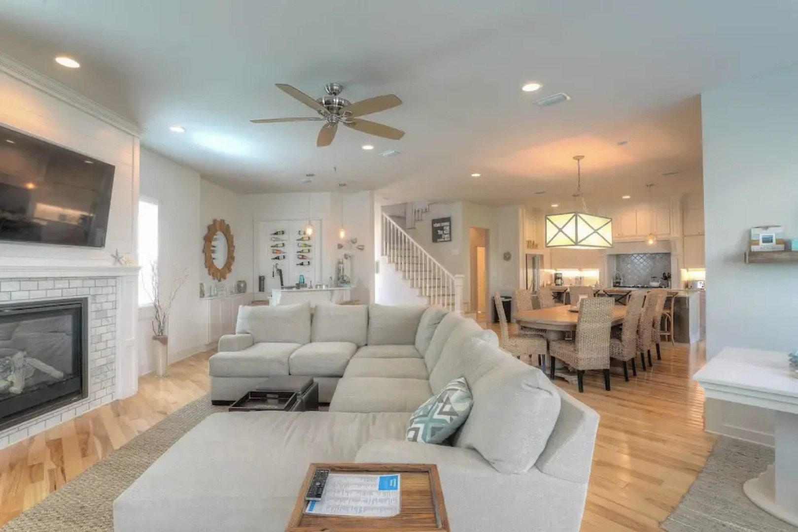 Dunn Inn 2 by Avantstay Walk to Beach, Pool Access, Sleeps 17!