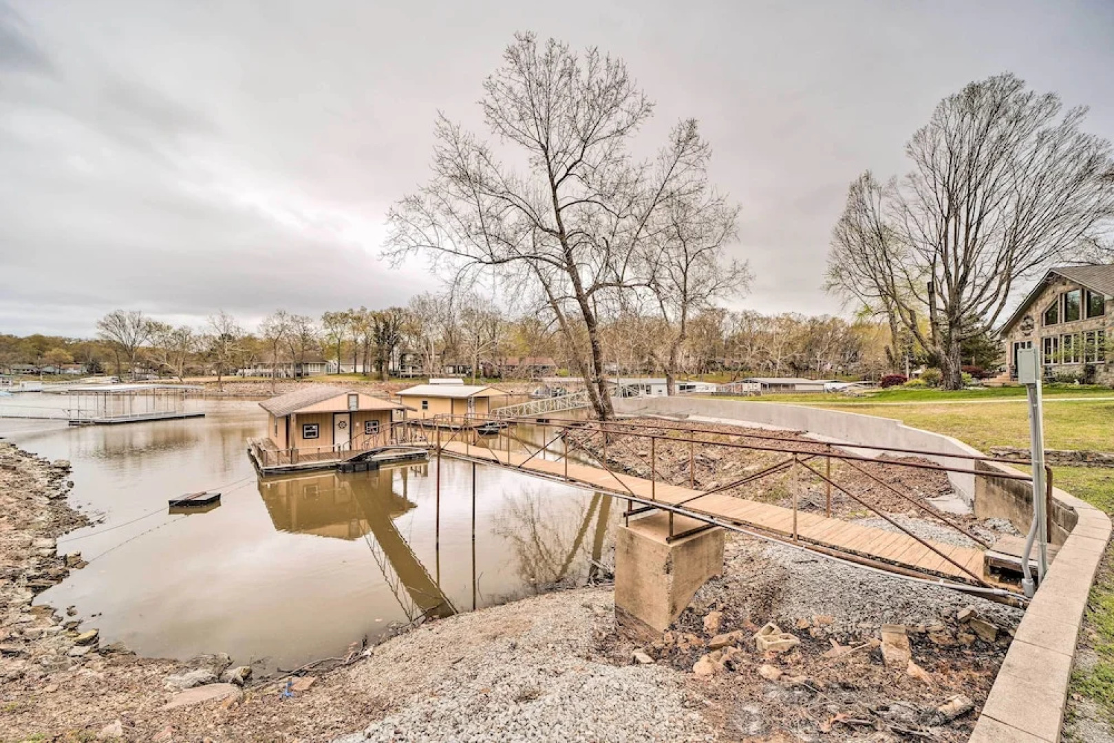 Kayaks & Boat Dock: Waterfront Home in Grove