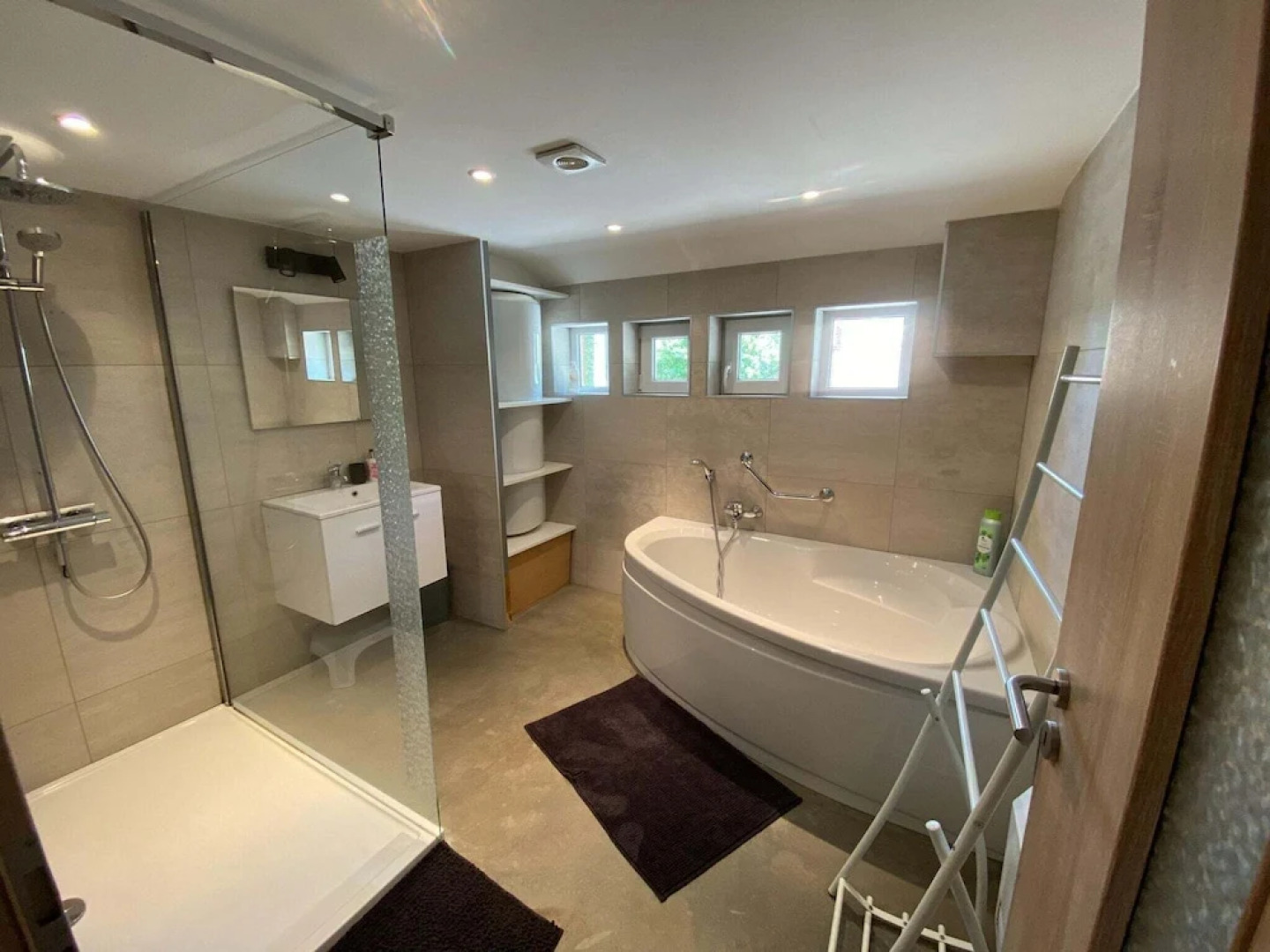 Spacious Chalet in Jalhay with Jacuzzi