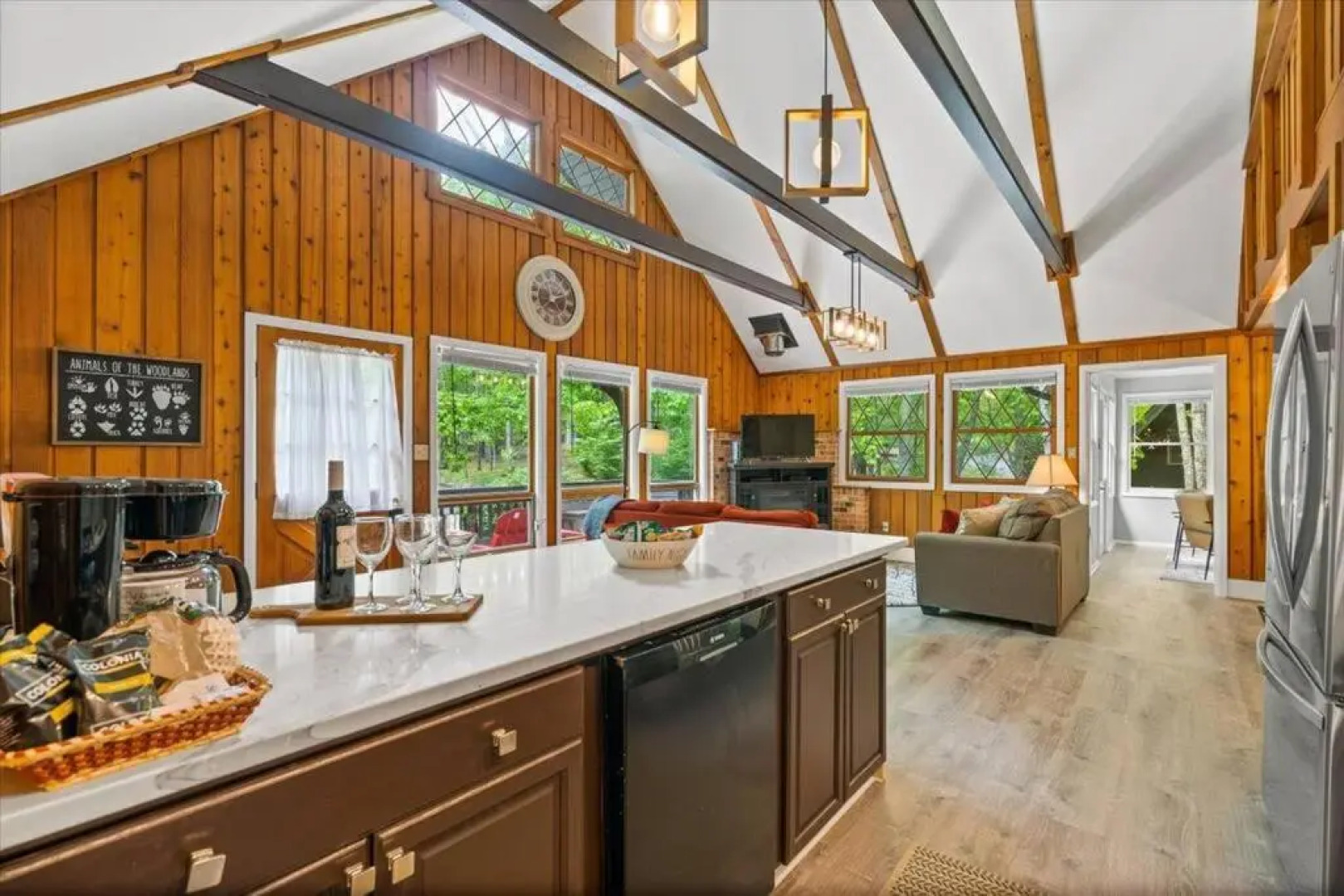 The Gingerbread House: 4 BR chalet, w/ Sunroom/Deck, sleeps 12, modern amenities