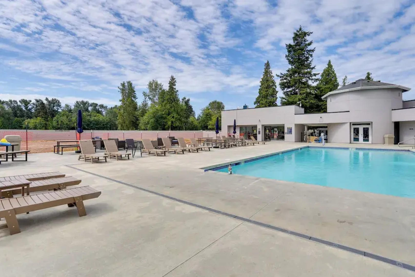 1 Mi to Birch Bay SP! Cozy Cabin w/ Pool Access