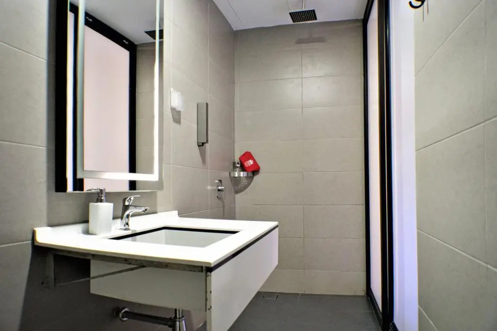 ZEN Rooms Eden Parade