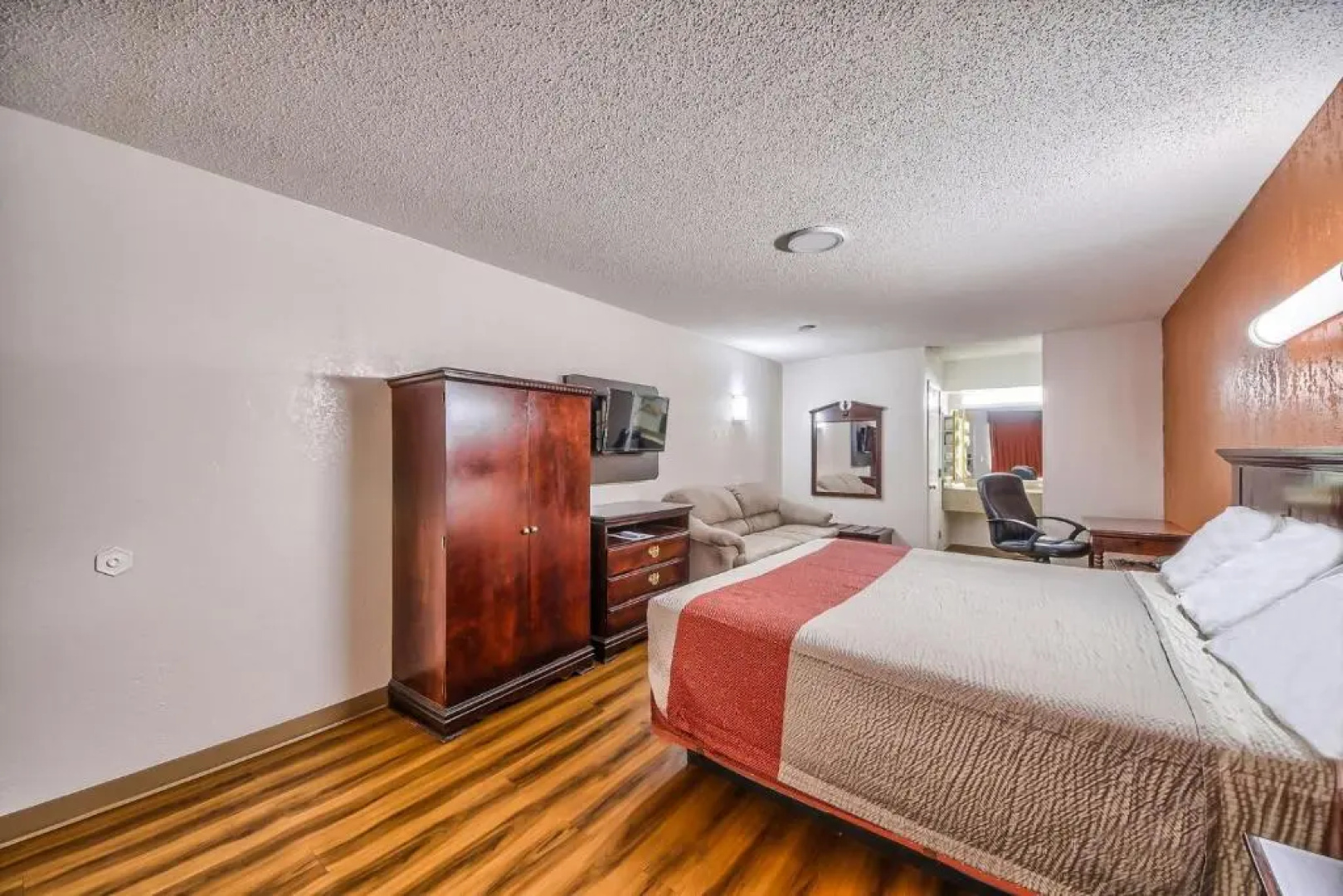 Hillcrest Inn & Suites