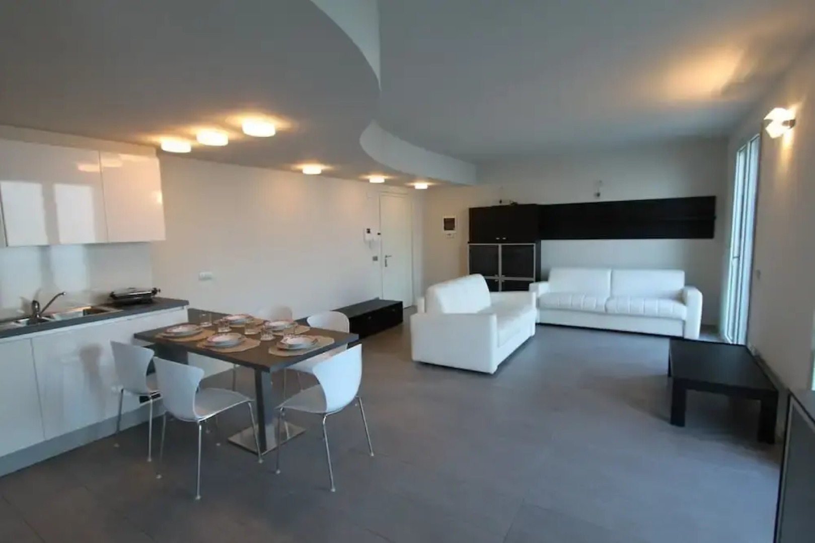 Luxury Apartment Front Lake View