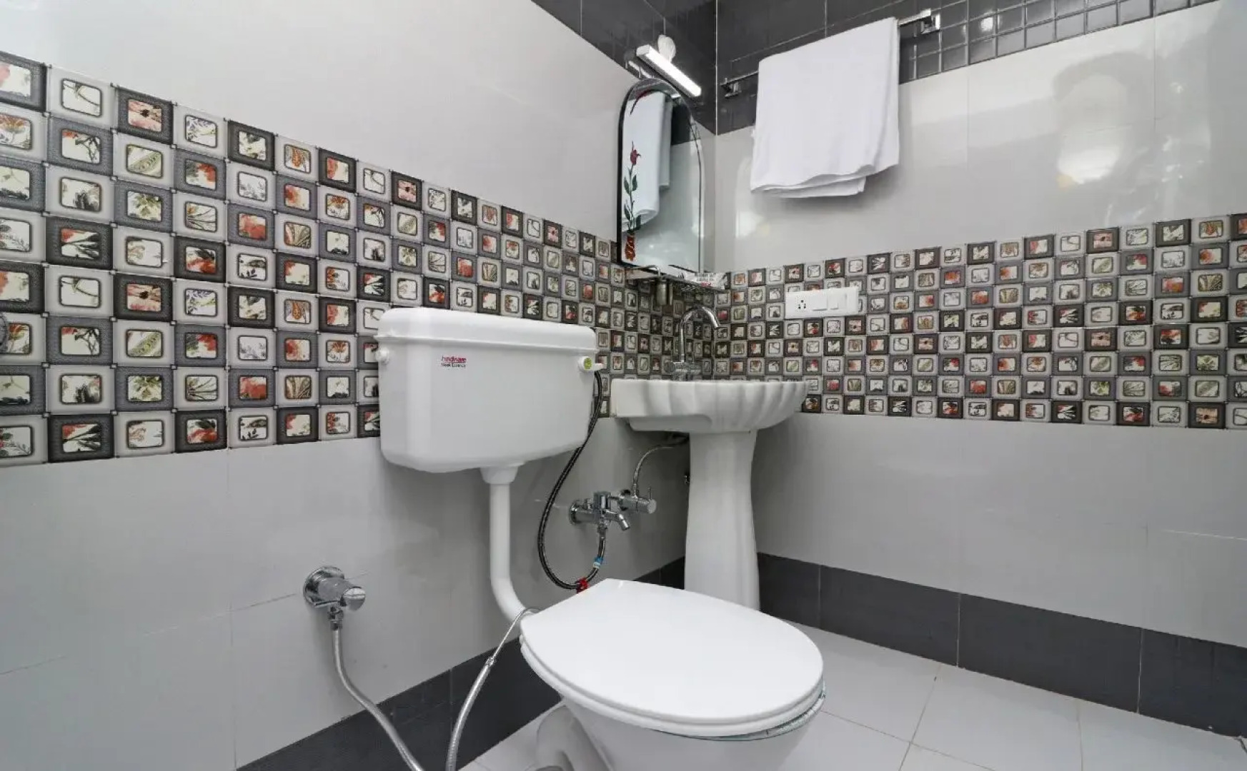 S.J Hotel's by OYO Rooms