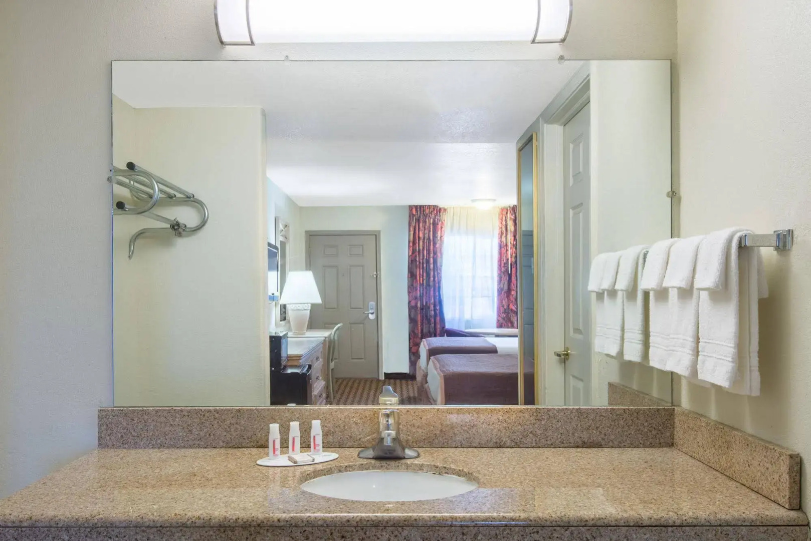 Red Carpet Inn & Suites