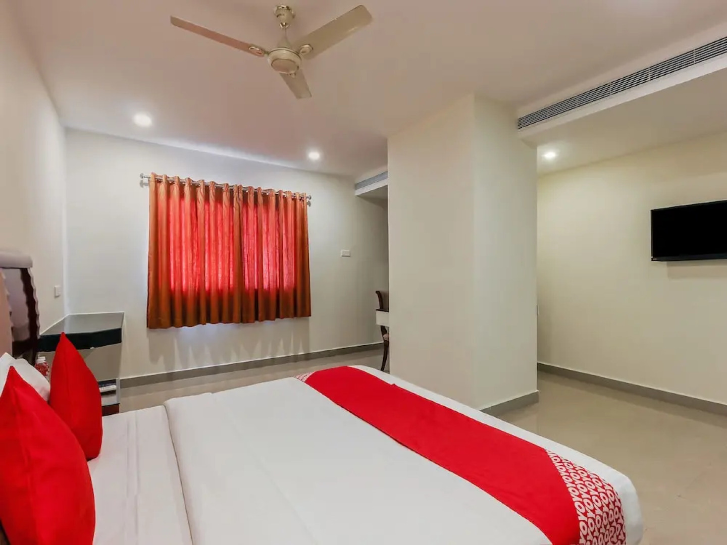 OYO 24799 Redlas Inn